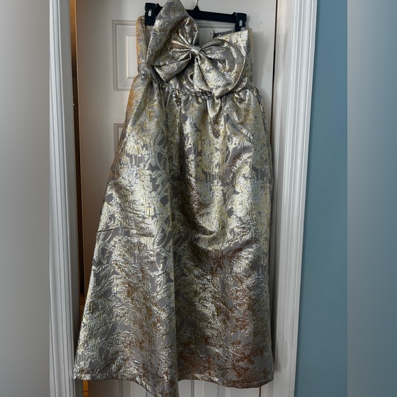 J.Marie Dresses & Skirts - Elegant Silver and Gold Brocade Evening Dress